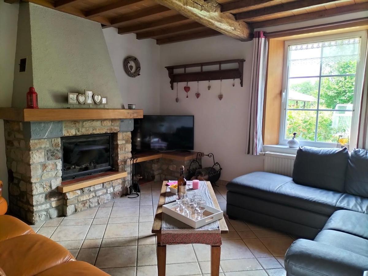 Gite La Dame Au Lit Gite A La Ferme Momignies Bagian luar foto